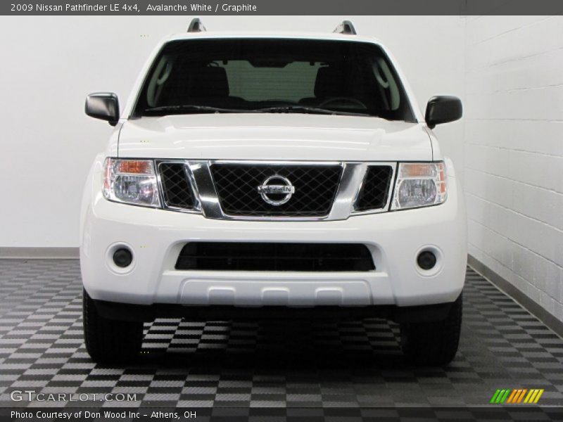 Avalanche White / Graphite 2009 Nissan Pathfinder LE 4x4