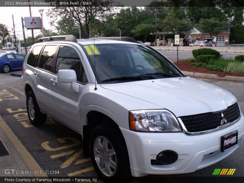 White Pearl / Black 2011 Mitsubishi Endeavor LS