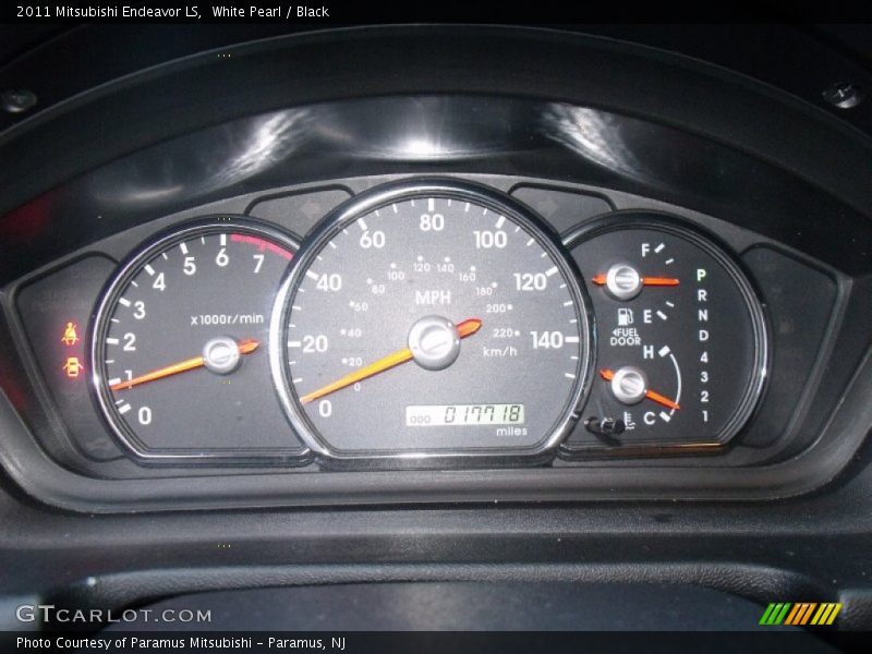 White Pearl / Black 2011 Mitsubishi Endeavor LS