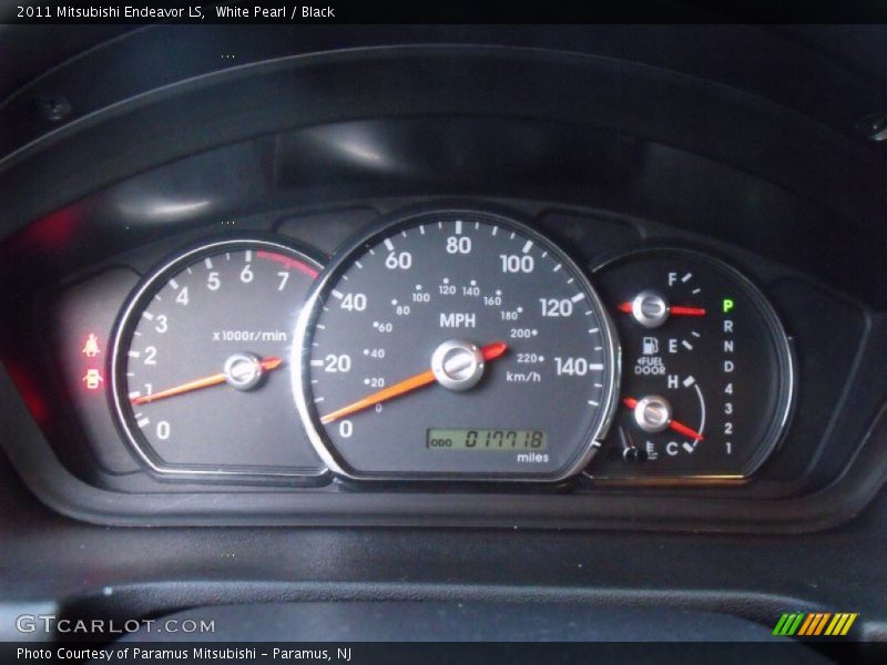 White Pearl / Black 2011 Mitsubishi Endeavor LS