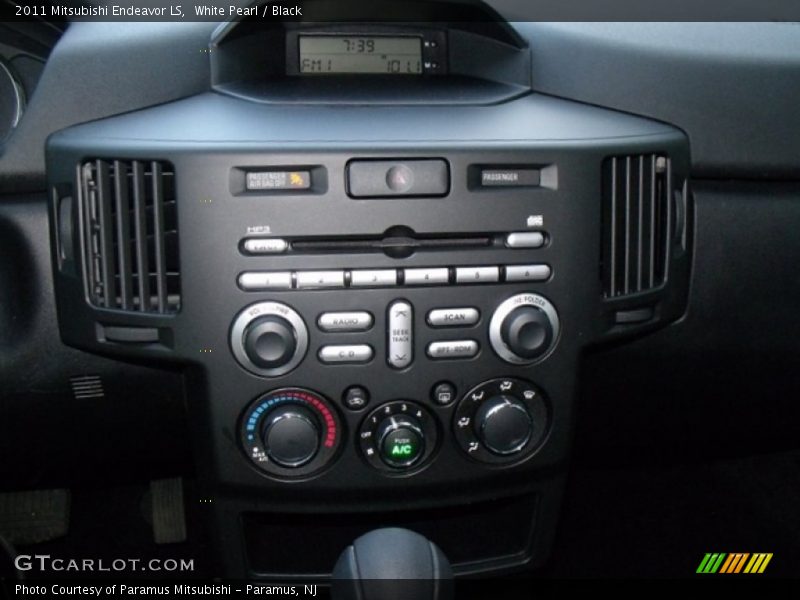 White Pearl / Black 2011 Mitsubishi Endeavor LS