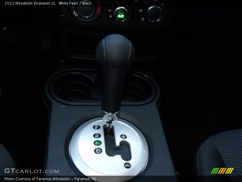 White Pearl / Black 2011 Mitsubishi Endeavor LS