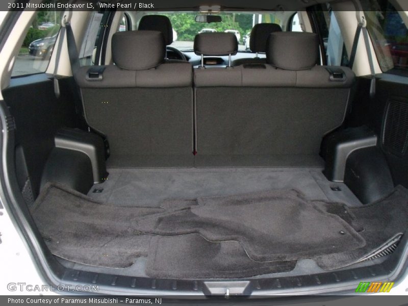 White Pearl / Black 2011 Mitsubishi Endeavor LS