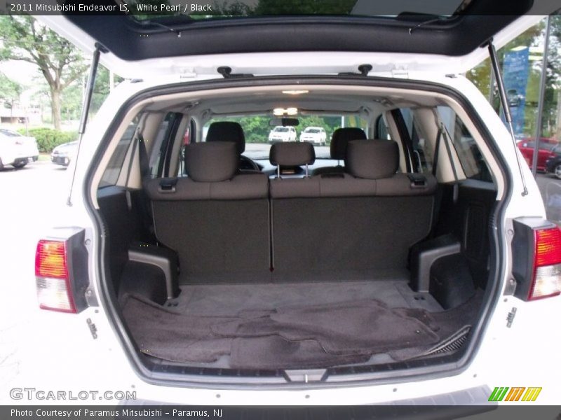 White Pearl / Black 2011 Mitsubishi Endeavor LS
