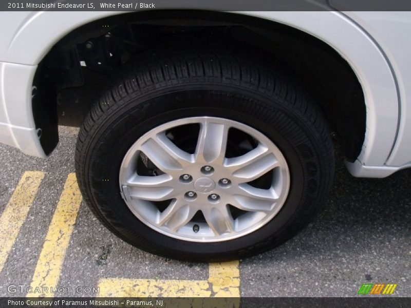 White Pearl / Black 2011 Mitsubishi Endeavor LS