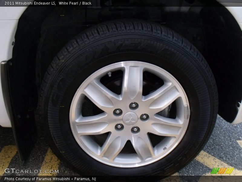 White Pearl / Black 2011 Mitsubishi Endeavor LS