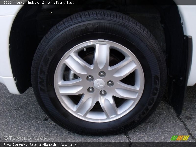White Pearl / Black 2011 Mitsubishi Endeavor LS