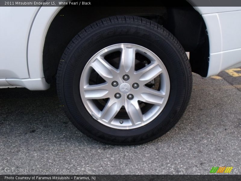 White Pearl / Black 2011 Mitsubishi Endeavor LS