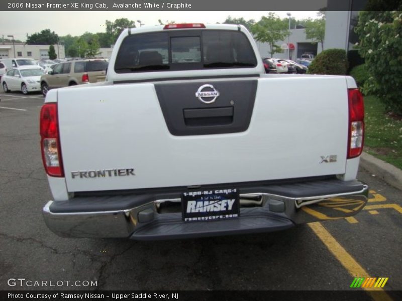 Avalanche White / Graphite 2006 Nissan Frontier XE King Cab