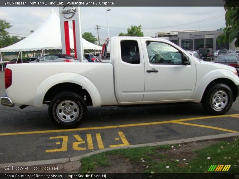 Avalanche White / Graphite 2006 Nissan Frontier XE King Cab