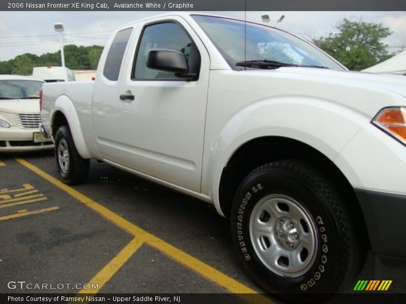 Avalanche White / Graphite 2006 Nissan Frontier XE King Cab