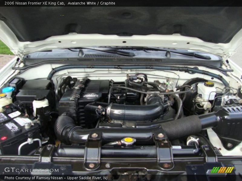 Avalanche White / Graphite 2006 Nissan Frontier XE King Cab