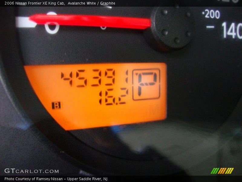 Avalanche White / Graphite 2006 Nissan Frontier XE King Cab