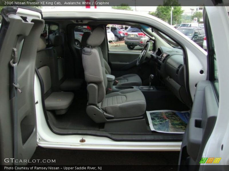 Avalanche White / Graphite 2006 Nissan Frontier XE King Cab