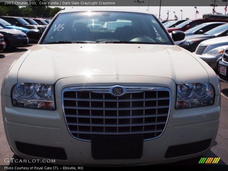 Cool Vanilla / Dark Slate Gray/Light Graystone 2007 Chrysler 300