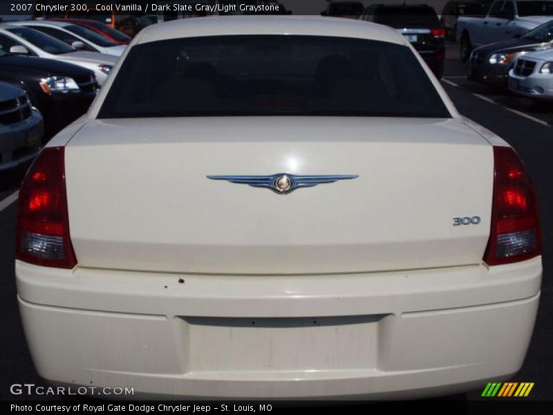 Cool Vanilla / Dark Slate Gray/Light Graystone 2007 Chrysler 300