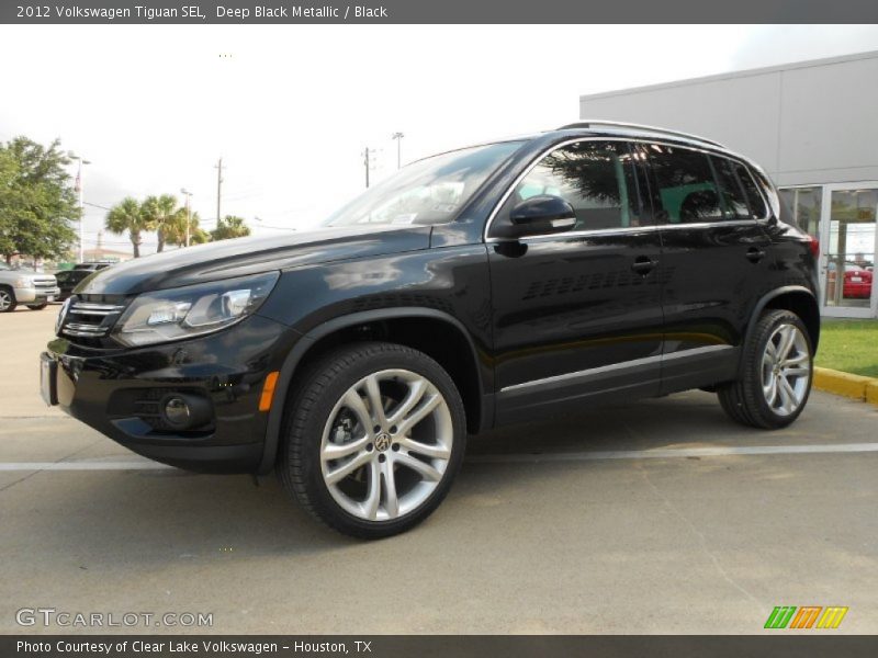 Front 3/4 View of 2012 Tiguan SEL