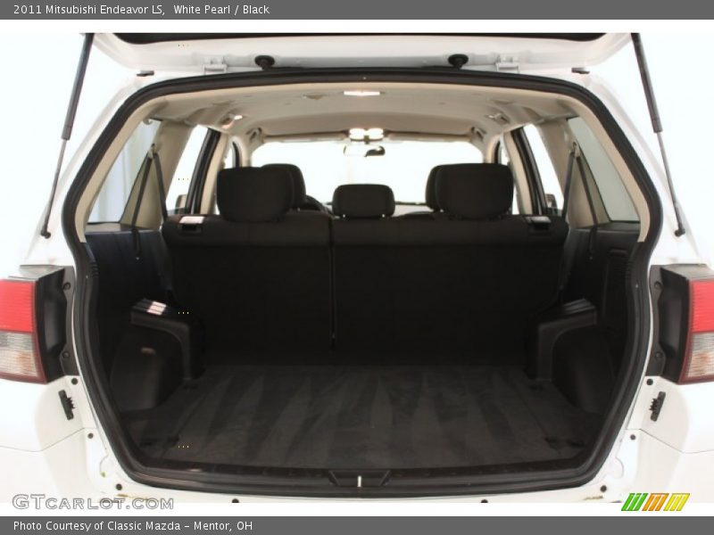White Pearl / Black 2011 Mitsubishi Endeavor LS