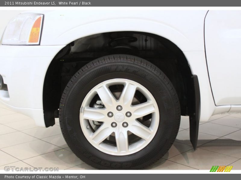 White Pearl / Black 2011 Mitsubishi Endeavor LS