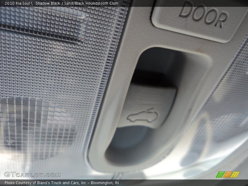 Shadow Black / Sand/Black Houndstooth Cloth 2010 Kia Soul !