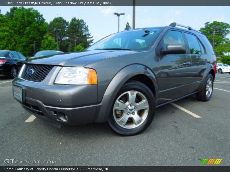 Front 3/4 View of 2005 Freestyle Limited