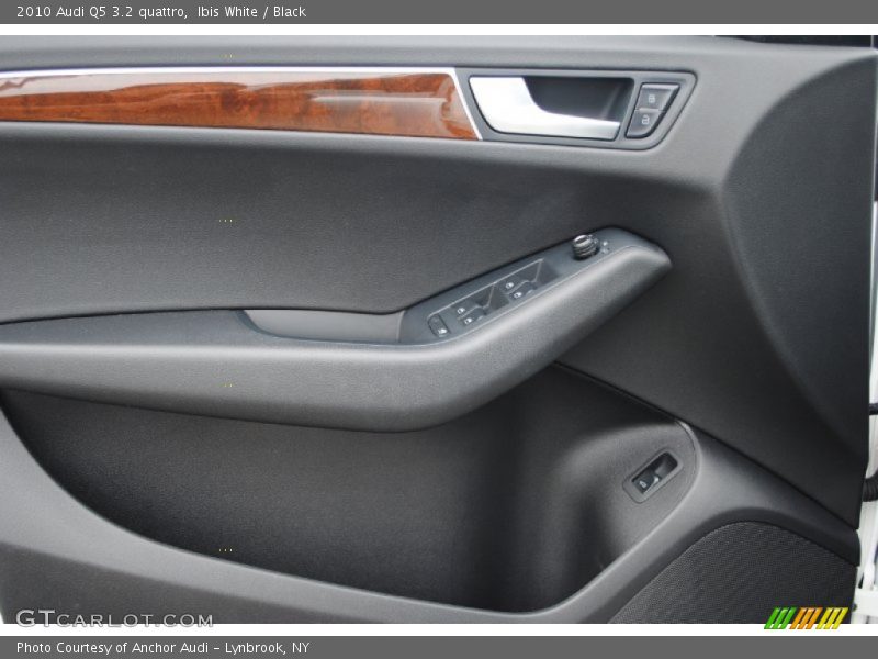 Ibis White / Black 2010 Audi Q5 3.2 quattro