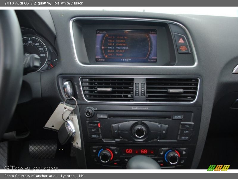 Ibis White / Black 2010 Audi Q5 3.2 quattro