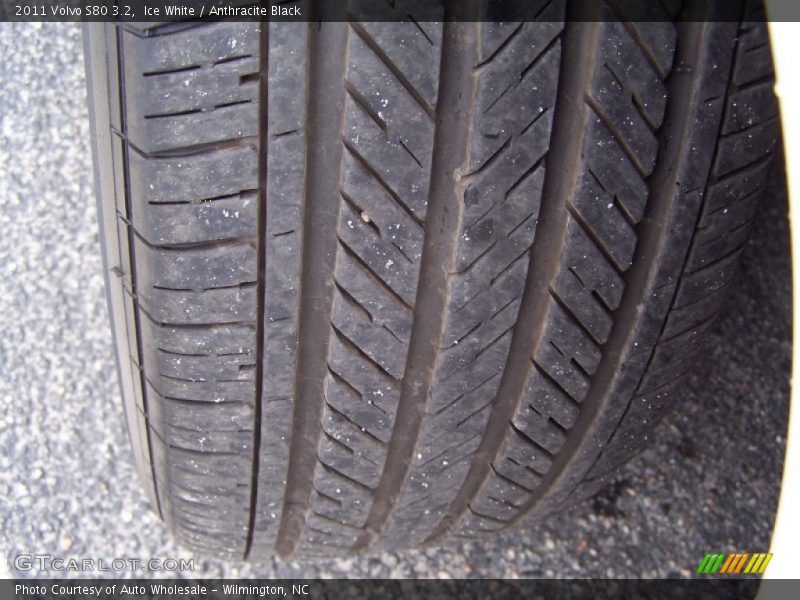 Ice White / Anthracite Black 2011 Volvo S80 3.2
