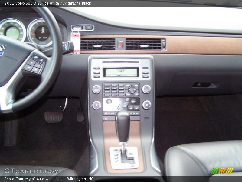 Ice White / Anthracite Black 2011 Volvo S80 3.2