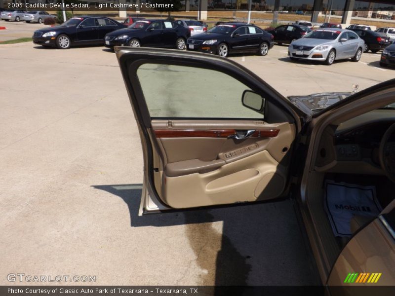 Light Cashmere / Cashmere 2005 Cadillac DeVille Sedan