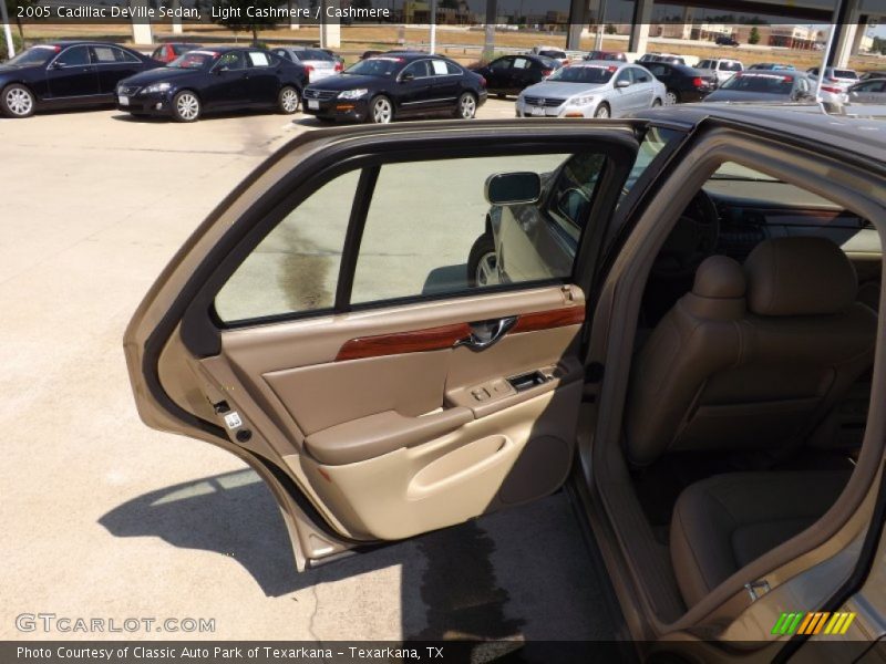 Light Cashmere / Cashmere 2005 Cadillac DeVille Sedan