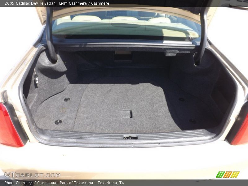 Light Cashmere / Cashmere 2005 Cadillac DeVille Sedan