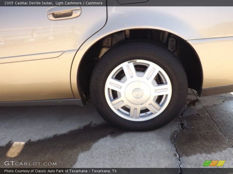 Light Cashmere / Cashmere 2005 Cadillac DeVille Sedan