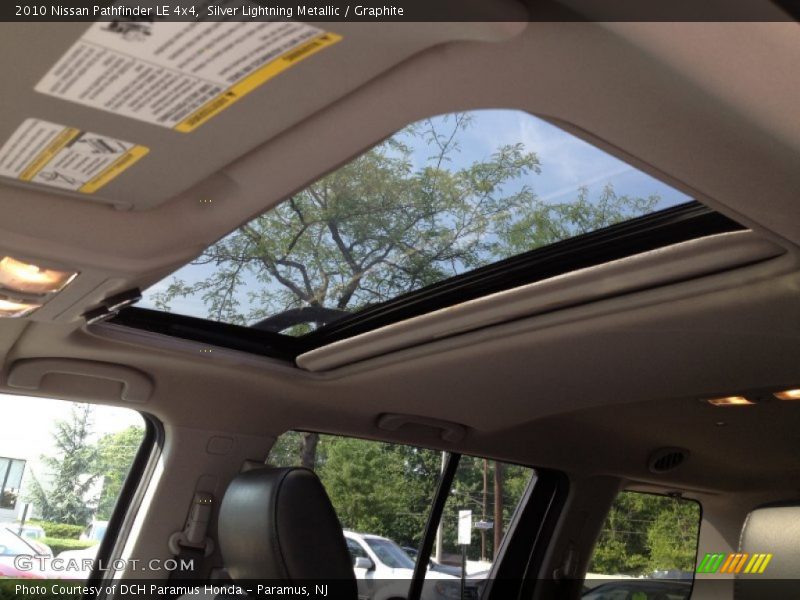 Sunroof of 2010 Pathfinder LE 4x4