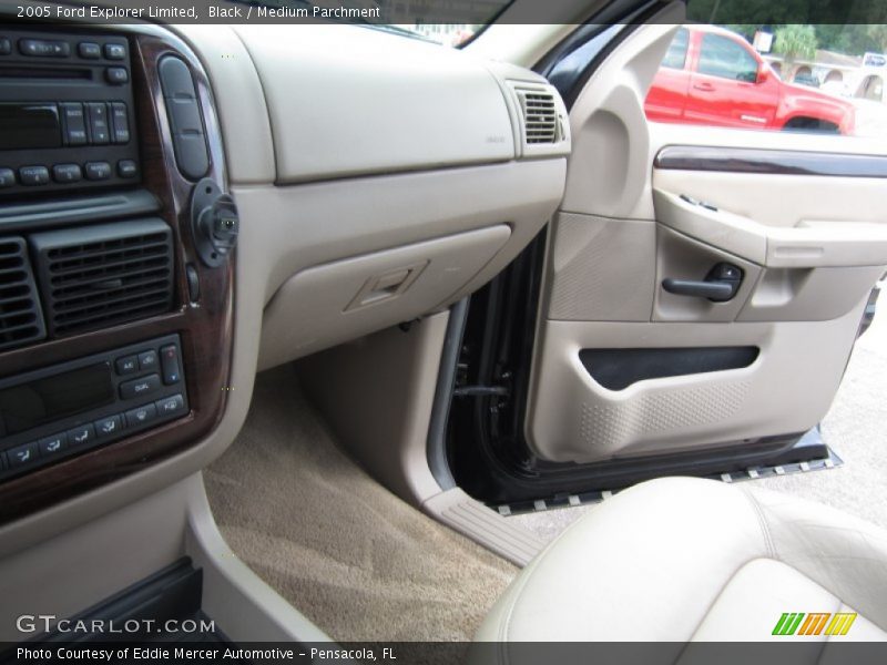 Black / Medium Parchment 2005 Ford Explorer Limited
