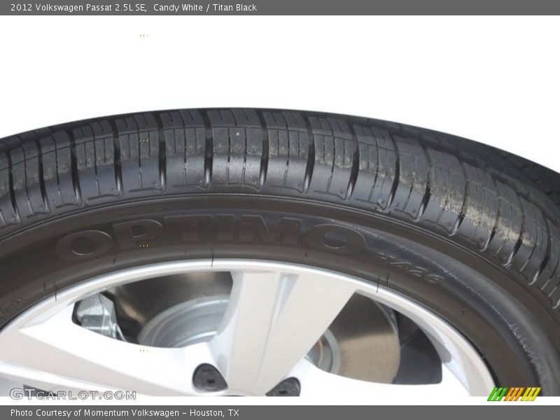 Candy White / Titan Black 2012 Volkswagen Passat 2.5L SE