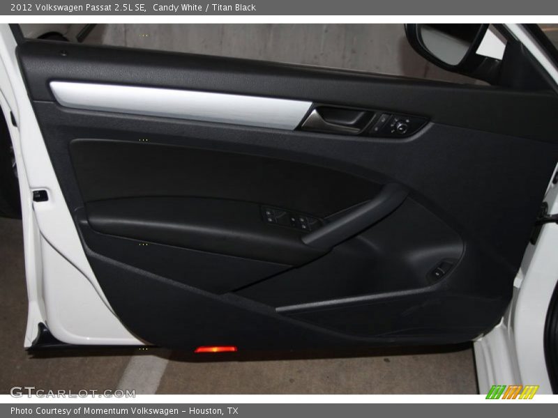 Candy White / Titan Black 2012 Volkswagen Passat 2.5L SE