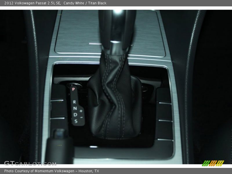 Candy White / Titan Black 2012 Volkswagen Passat 2.5L SE