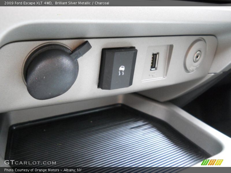 Brilliant Silver Metallic / Charcoal 2009 Ford Escape XLT 4WD