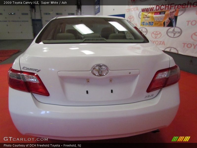 Super White / Ash 2009 Toyota Camry XLE
