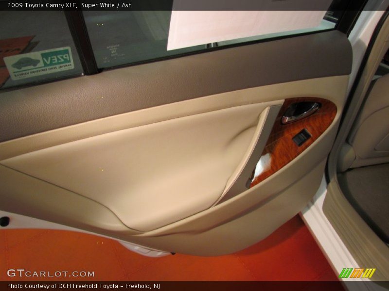 Super White / Ash 2009 Toyota Camry XLE