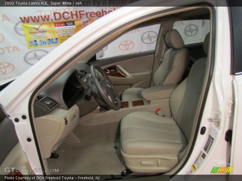 Super White / Ash 2009 Toyota Camry XLE