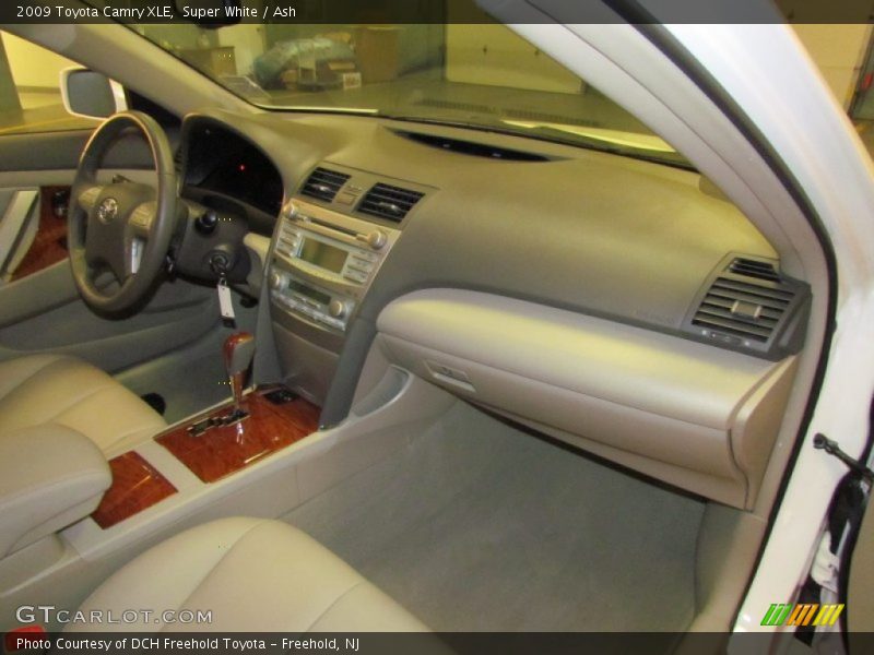 Super White / Ash 2009 Toyota Camry XLE