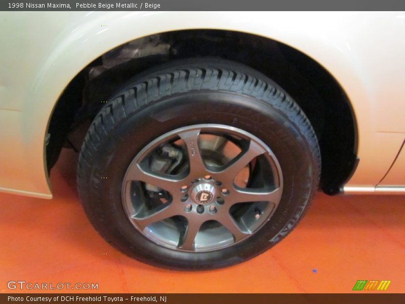 Pebble Beige Metallic / Beige 1998 Nissan Maxima