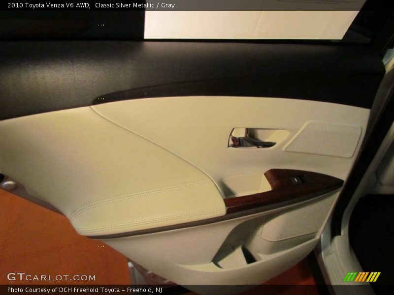 Classic Silver Metallic / Gray 2010 Toyota Venza V6 AWD