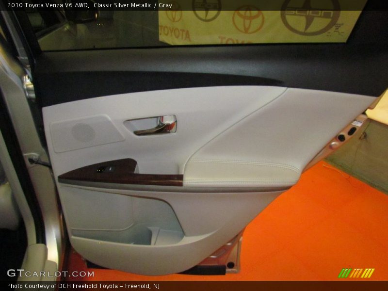 Classic Silver Metallic / Gray 2010 Toyota Venza V6 AWD