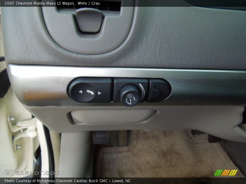 White / Gray 2005 Chevrolet Malibu Maxx LS Wagon