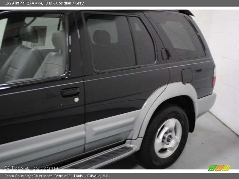 Black Obsidian / Grey 1999 Infiniti QX4 4x4