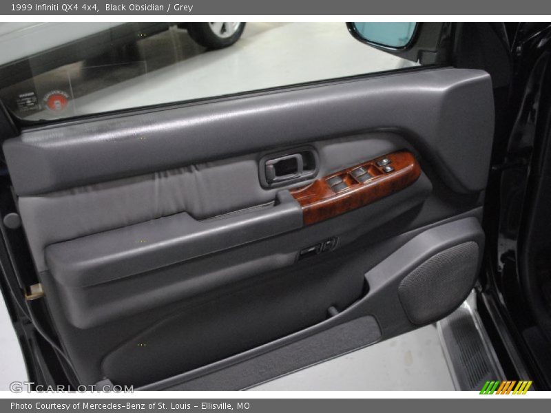 Black Obsidian / Grey 1999 Infiniti QX4 4x4