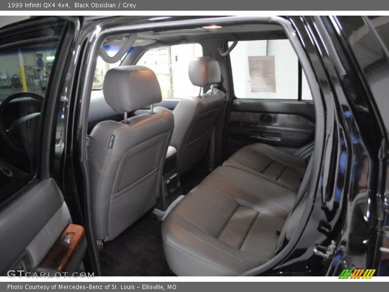 Black Obsidian / Grey 1999 Infiniti QX4 4x4